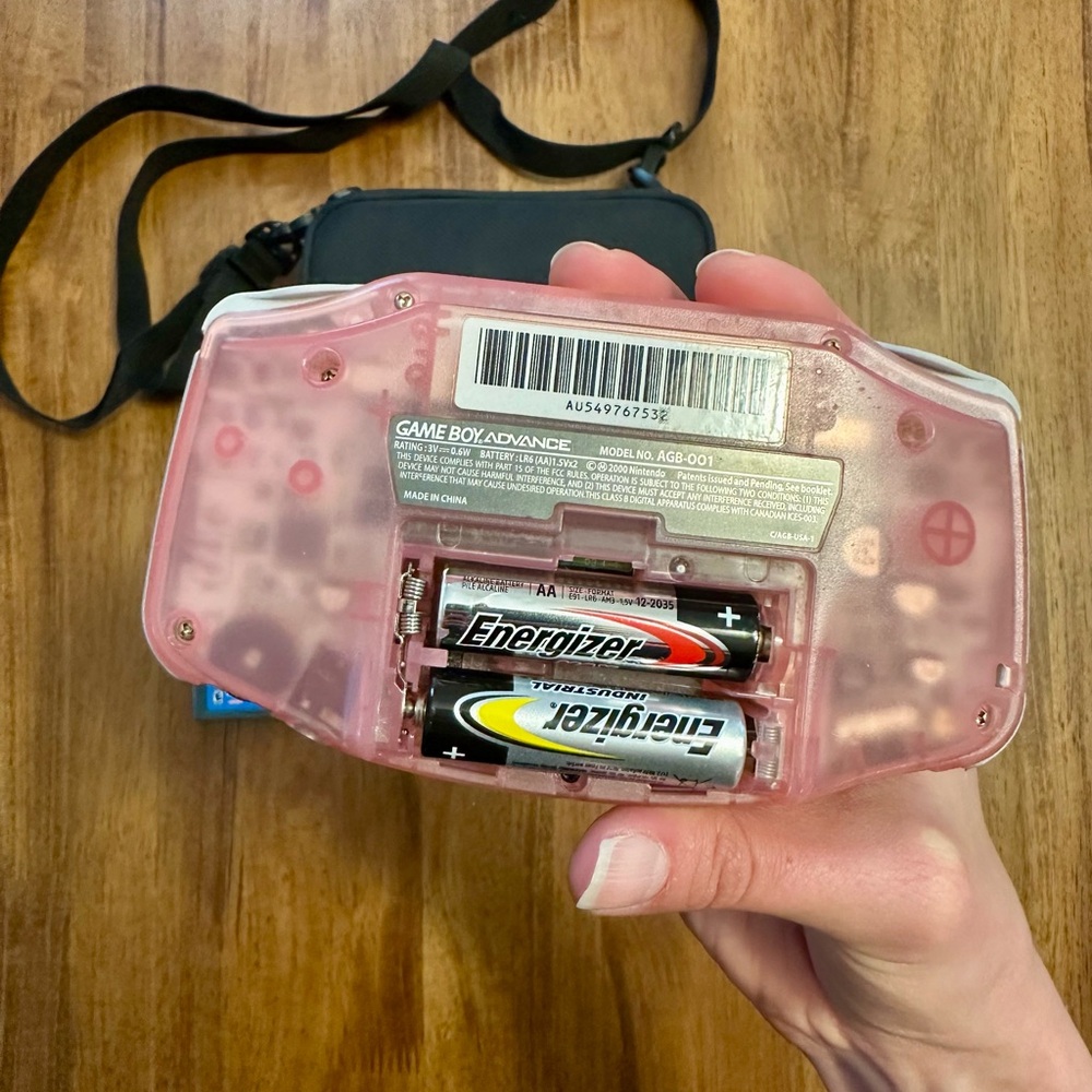 Nintendo GameBoy Advance in Light Pink - Picture 4 of 5